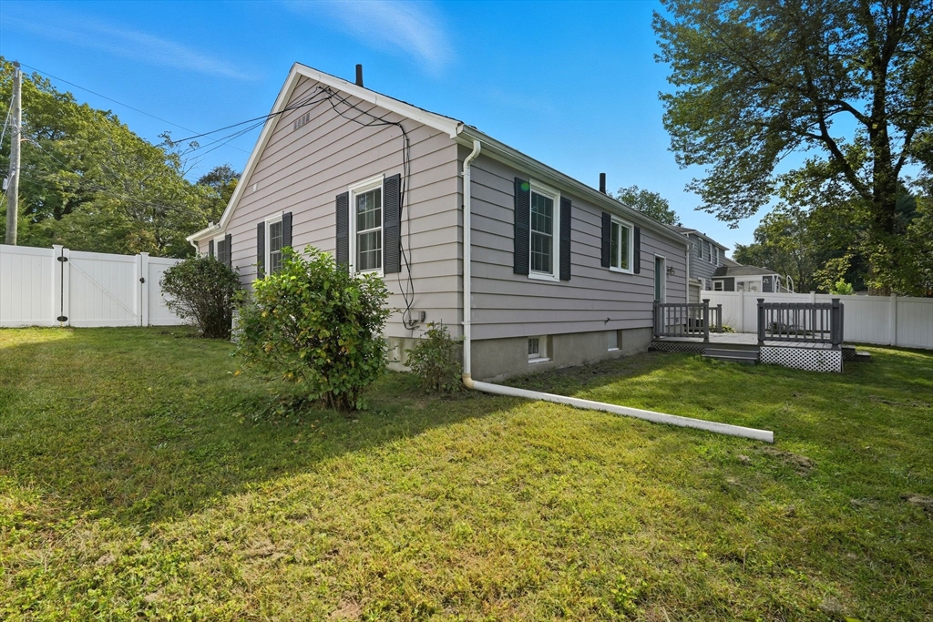 Springfield, Massachusetts 01108, United States, 2 Bedrooms Bedrooms, ,1 BathroomBathrooms,Residential,Active,220240