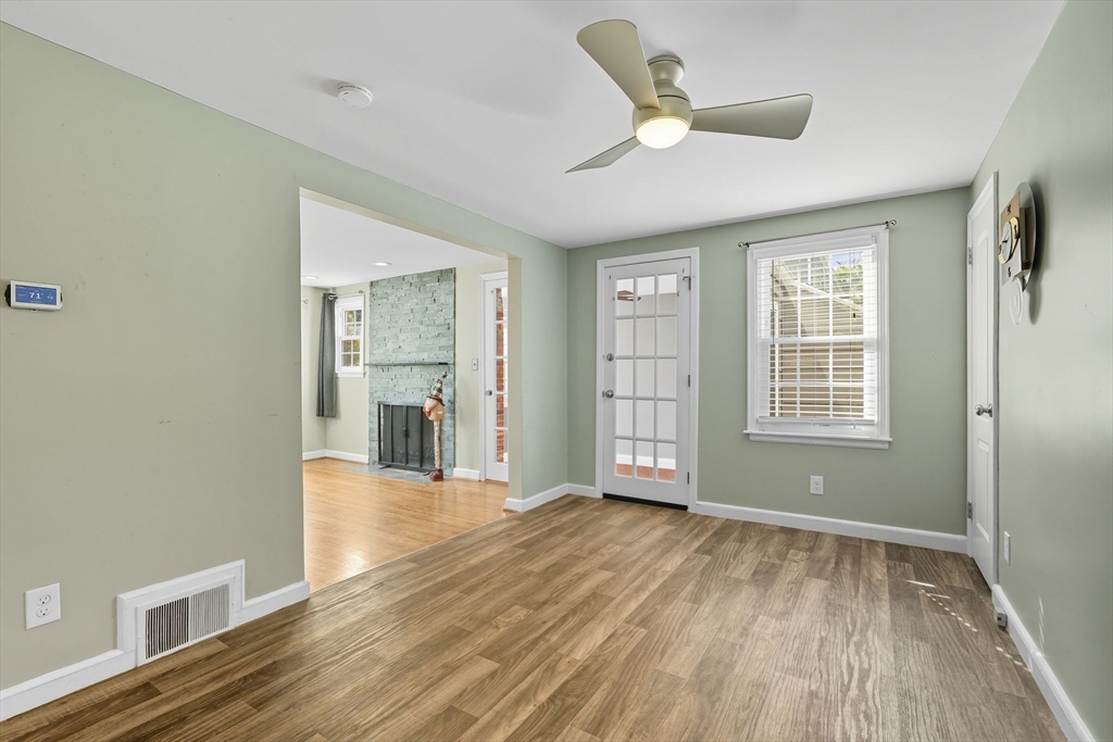 Springfield, Massachusetts 01108, United States, 2 Bedrooms Bedrooms, ,1 BathroomBathrooms,Residential,Active,220240