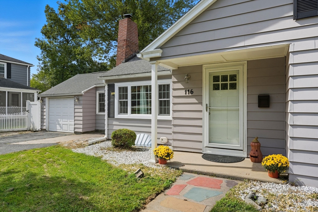 Springfield, Massachusetts 01108, United States, 2 Bedrooms Bedrooms, ,1 BathroomBathrooms,Residential,Active,220240