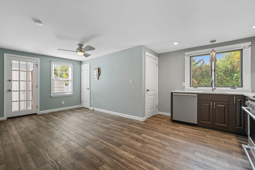 Springfield, Massachusetts 01108, United States, 2 Bedrooms Bedrooms, ,1 BathroomBathrooms,Residential,Active,220240