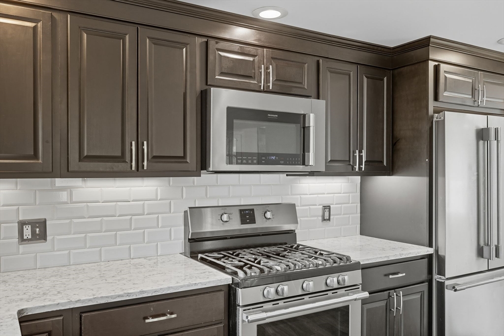 Springfield, Massachusetts 01108, United States, 2 Bedrooms Bedrooms, ,1 BathroomBathrooms,Residential,Active,220240