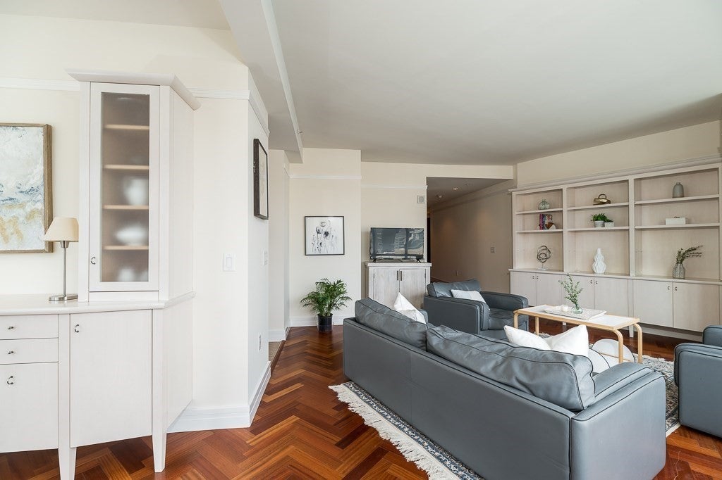 1 Avery St 17F