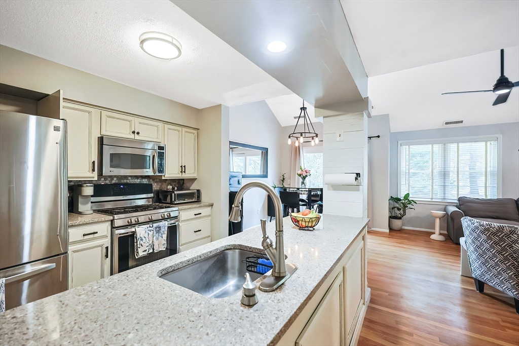 Ashland, Massachusetts 01721, United States, 2 Bedrooms Bedrooms, ,2 BathroomsBathrooms,Residential,Contingent,92081