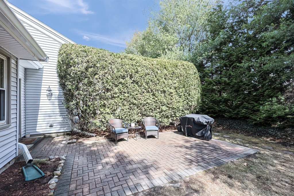 Ashland, Massachusetts 01721, United States, 2 Bedrooms Bedrooms, ,2 BathroomsBathrooms,Residential,Contingent,92081