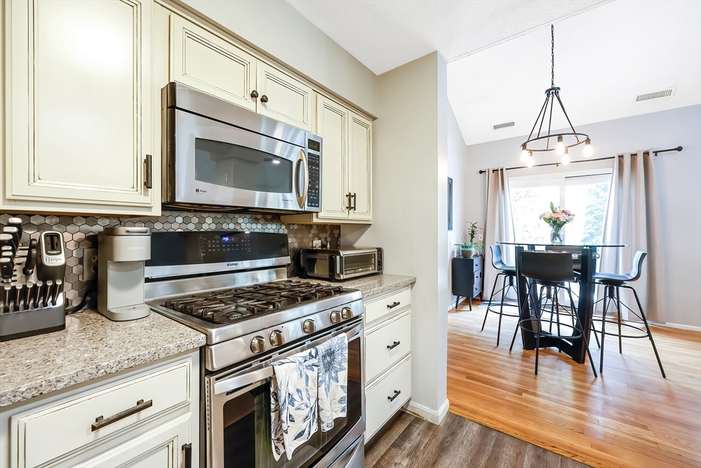 Ashland, Massachusetts 01721, United States, 2 Bedrooms Bedrooms, ,2 BathroomsBathrooms,Residential,Contingent,92081