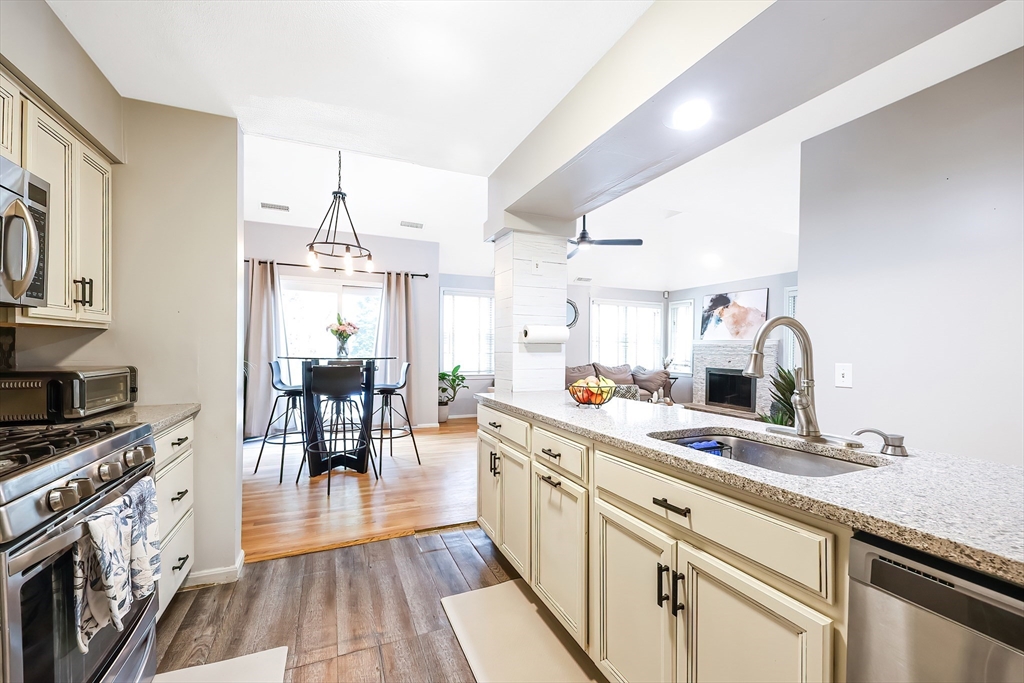 Ashland, Massachusetts 01721, United States, 2 Bedrooms Bedrooms, ,2 BathroomsBathrooms,Residential,Contingent,92081