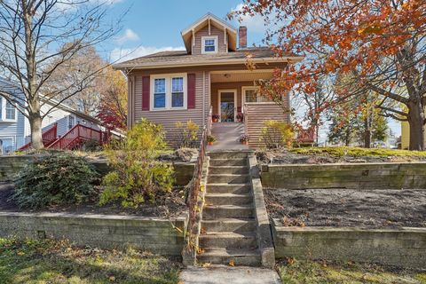 55 Standish St Worcester MA 01604