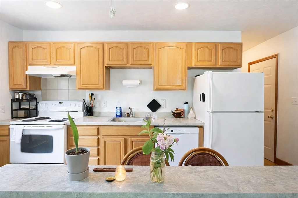 Click for 121 Centre Street #3, Boston, MA slideshow