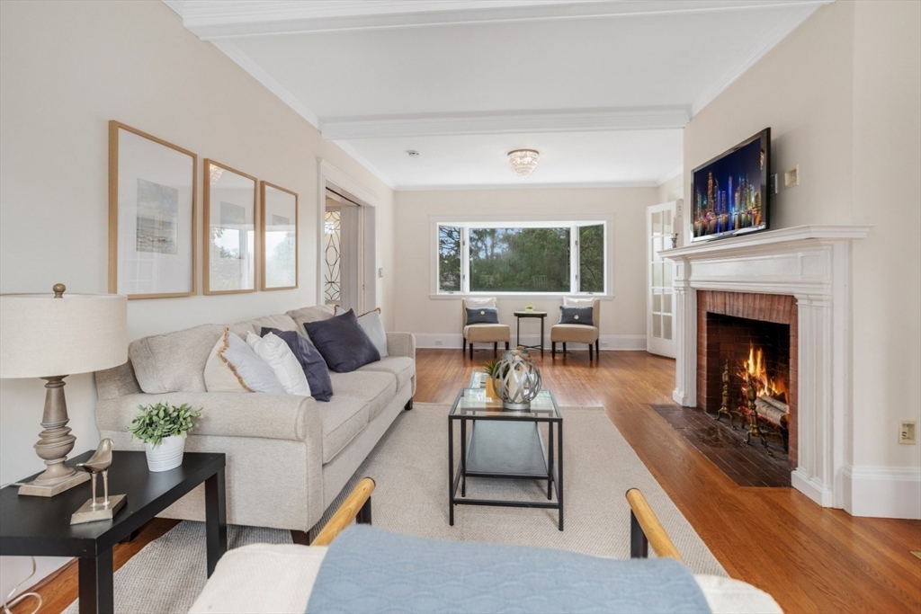 160 Loring Ave
