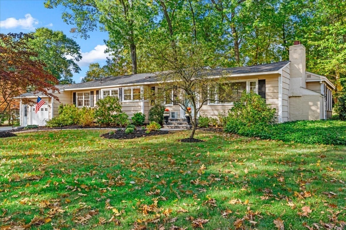 268 Colonel Hunt Dr, Abington, MA, 268 Colonel Hunt Dr, Abington, MA Photo #4