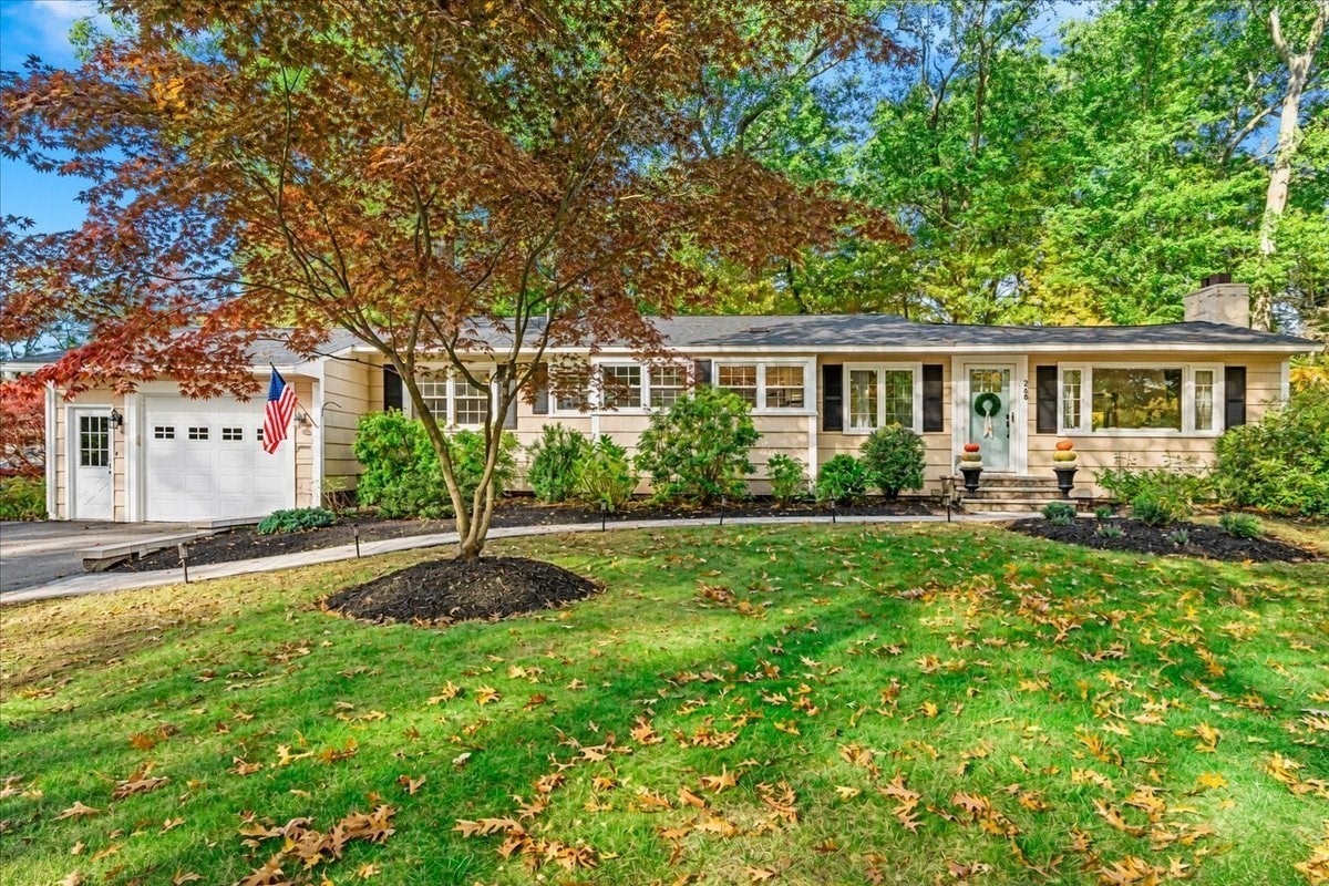 268 Colonel Hunt Dr, Abington, MA, 268 Colonel Hunt Dr, Abington, MA Photo #2
