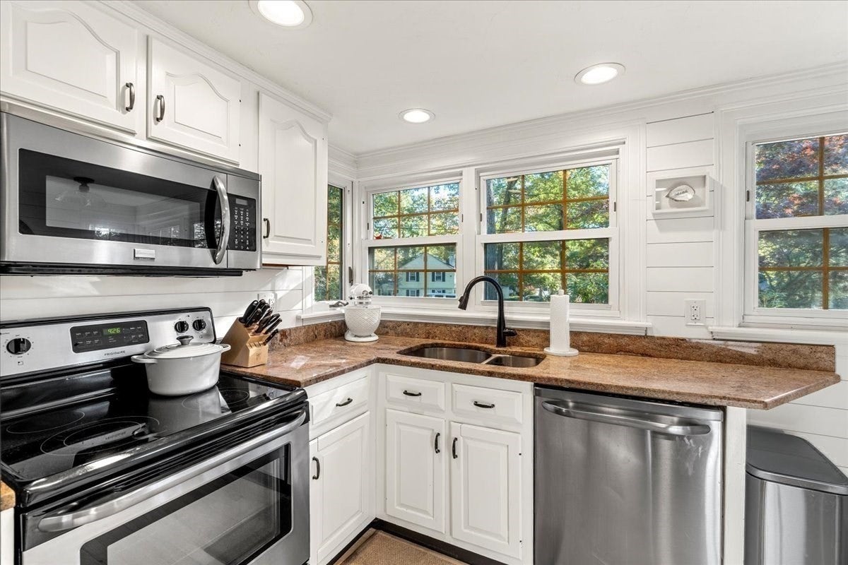 268 Colonel Hunt Dr, Abington, MA, 268 Colonel Hunt Dr, Abington, MA Photo #15