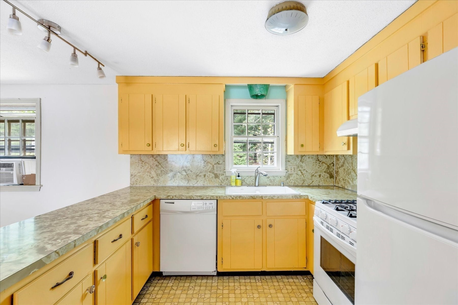 804 Putnam Ave, Barnstable, MA Photo #6