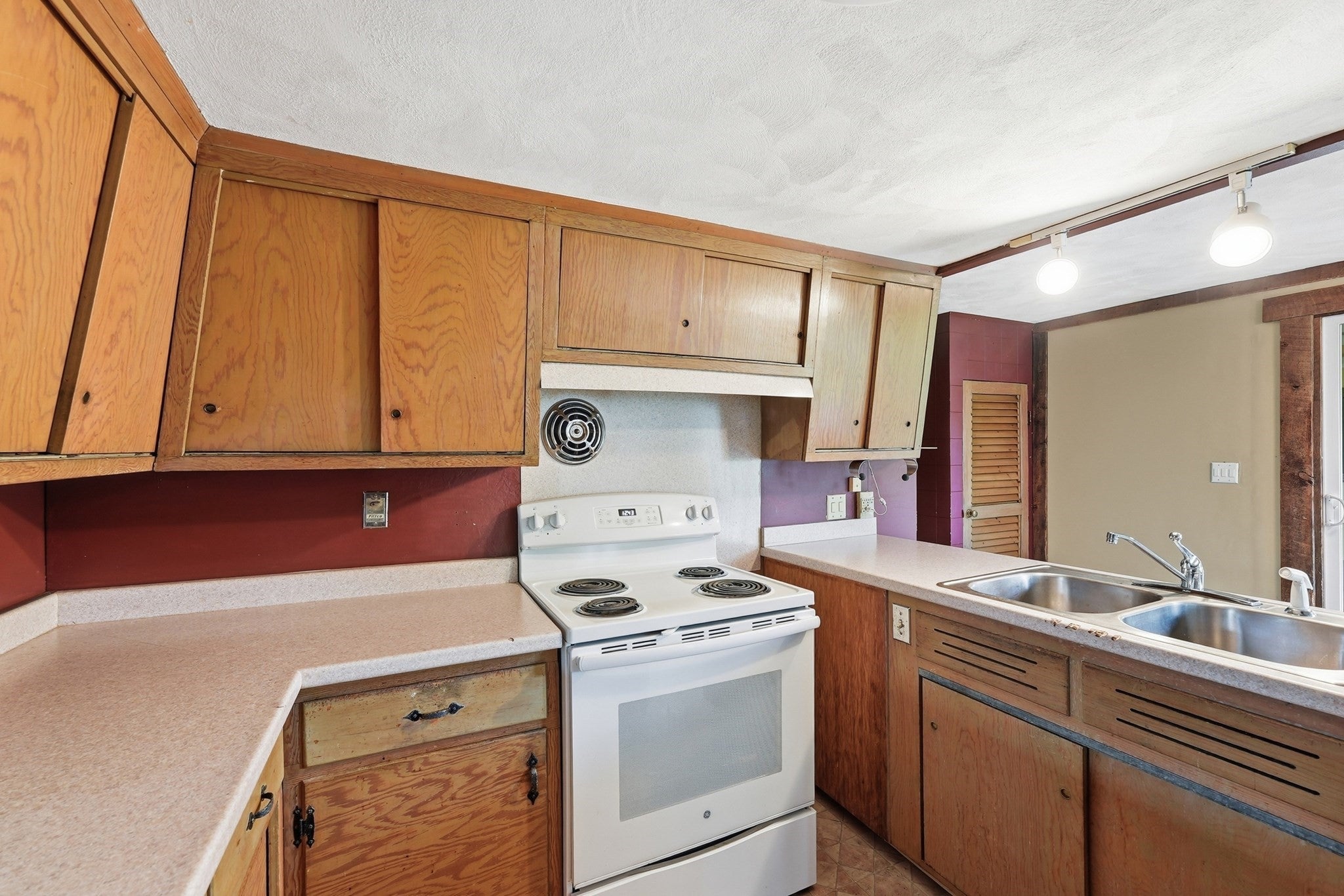 31 Woodcrest Road, Springfield, MA, 31 Woodcrest Road, Springfield, MA Photo #9