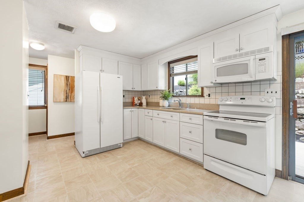 58 Albemarle Rd, Waltham, MA Photo #8