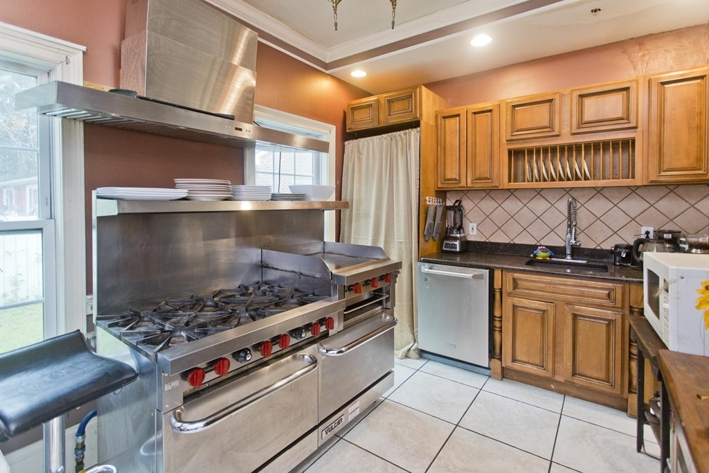 Springfield, Massachusetts 01107, United States, ,11 BathroomsBathrooms,Commercial,Pending,67546