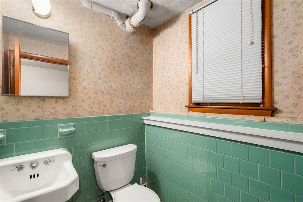 4 Greenwich Rd, Norwood, MA Photo #18