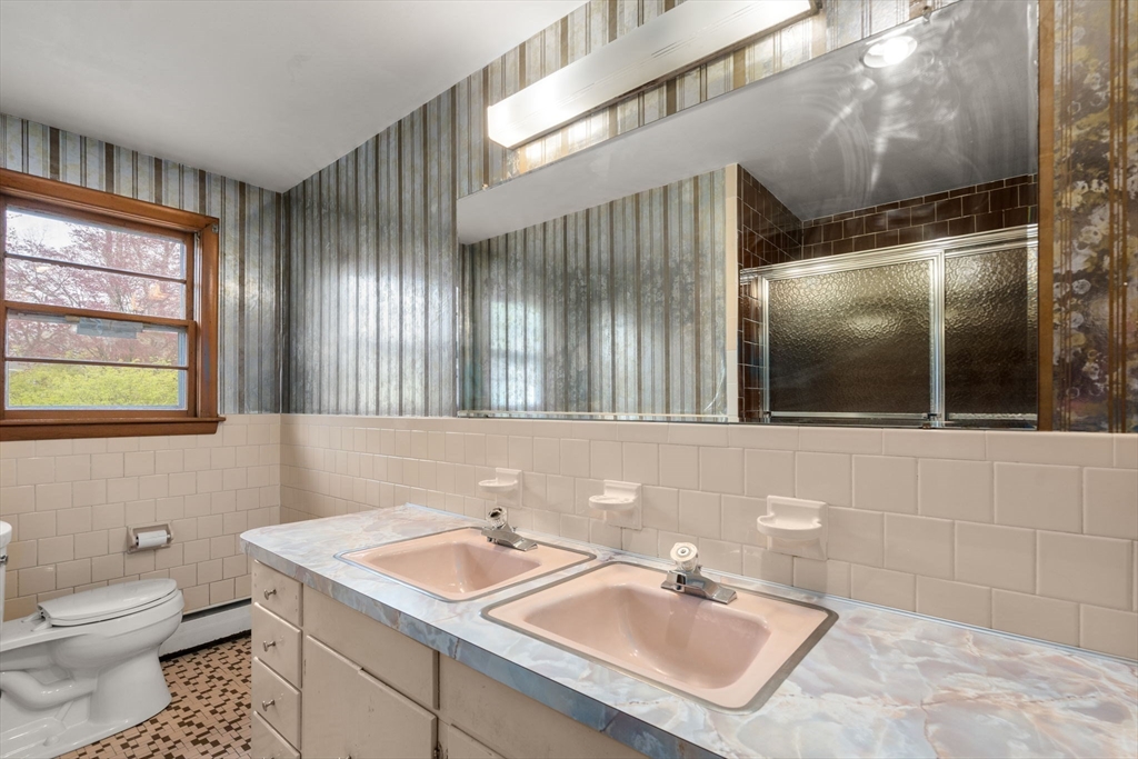 4 Greenwich Rd, Norwood, MA Photo #17