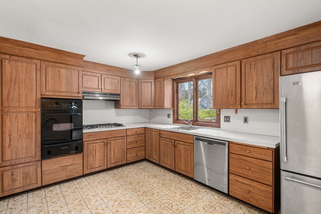 4 Greenwich Rd, Norwood, MA Photo #4
