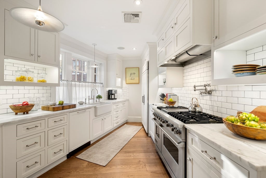 6 West Hill Place, Boston, MA, 6 West Hill Place, Boston, MA Photo #2