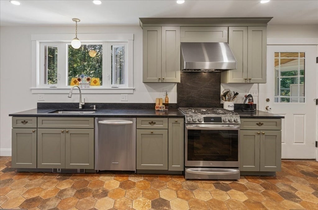 65 Congress St, Amesbury, MA Photo #15