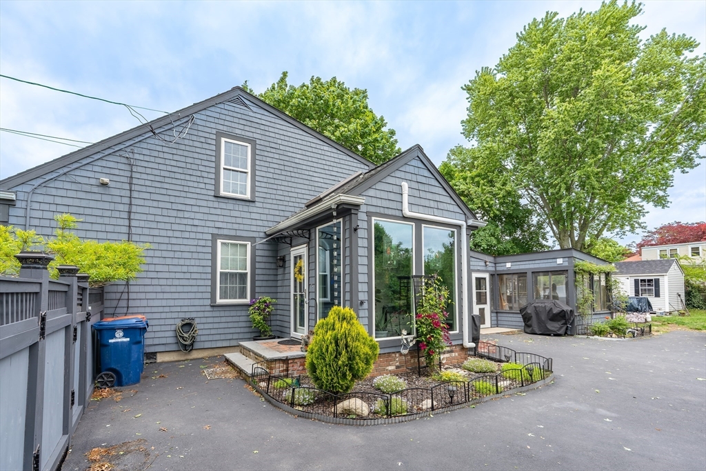 98 Moss St