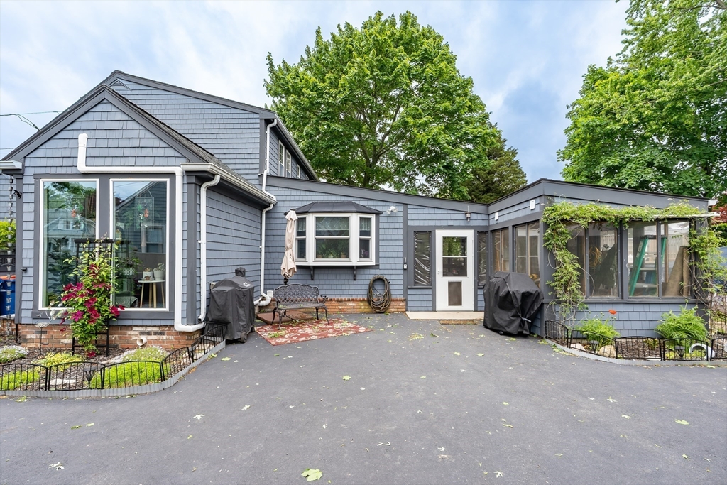 98 Moss St