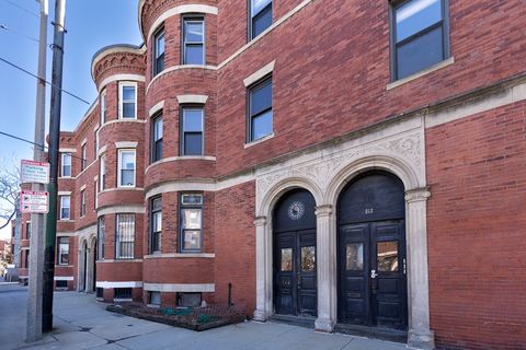 Triplex in Boston MA 868 Huntington Ave.jpg