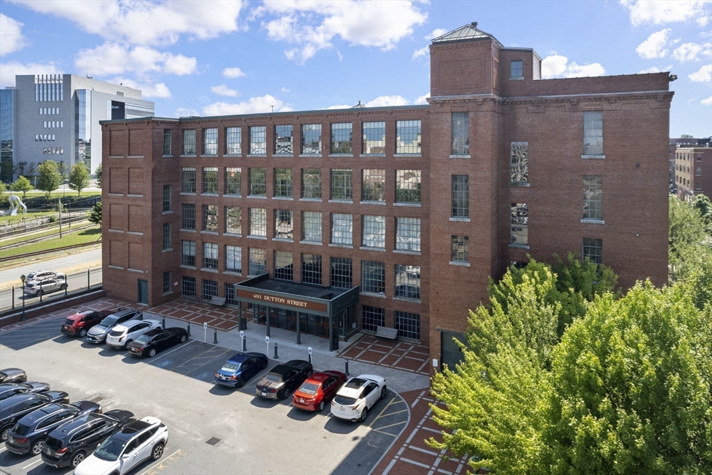 Click for 491 Dutton St #209, Lowell, MA slideshow