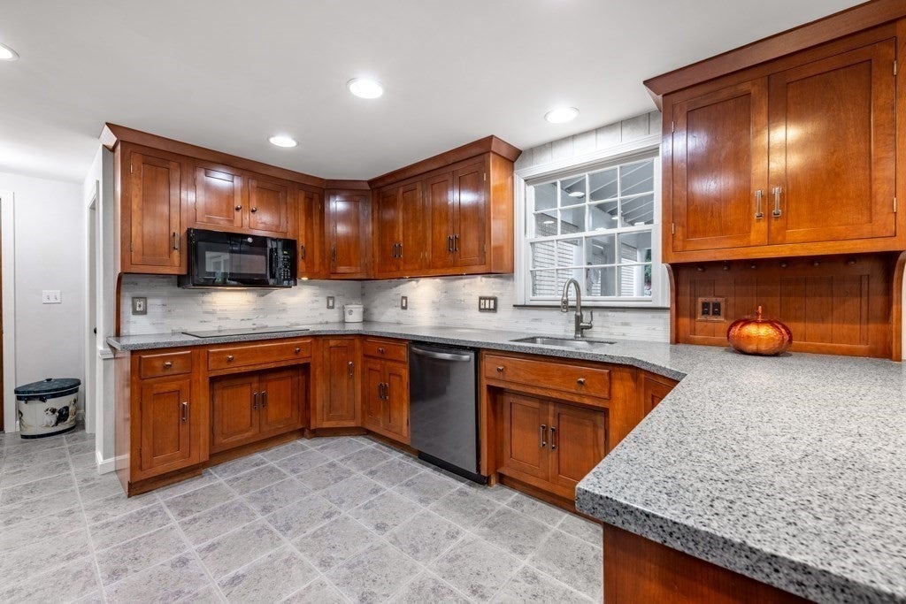2 Rosemary Ave, Wakefield, MA, 2 Rosemary Ave, Wakefield, MA Photo #9