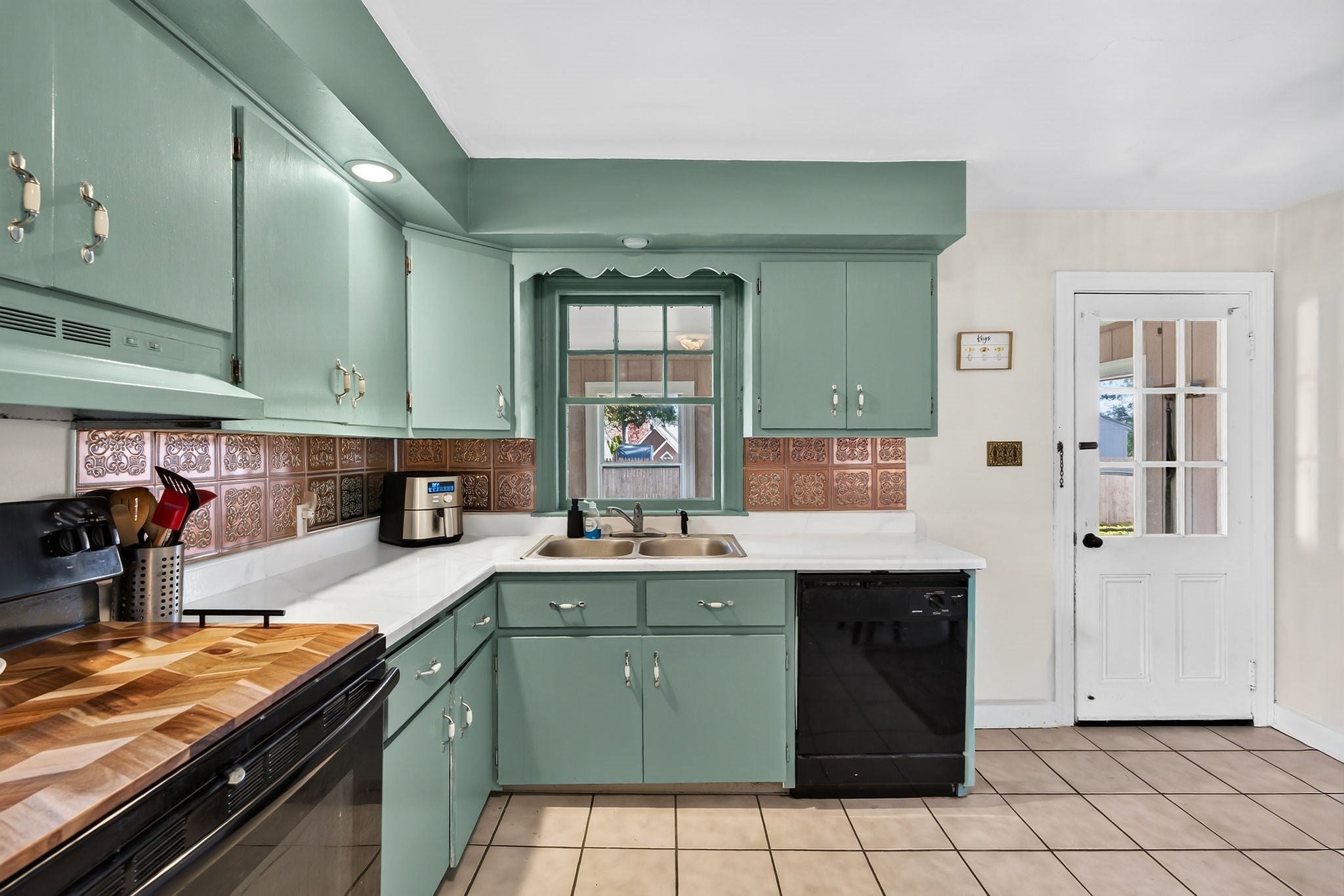 305 Thompson Rd, Webster, MA Photo #10