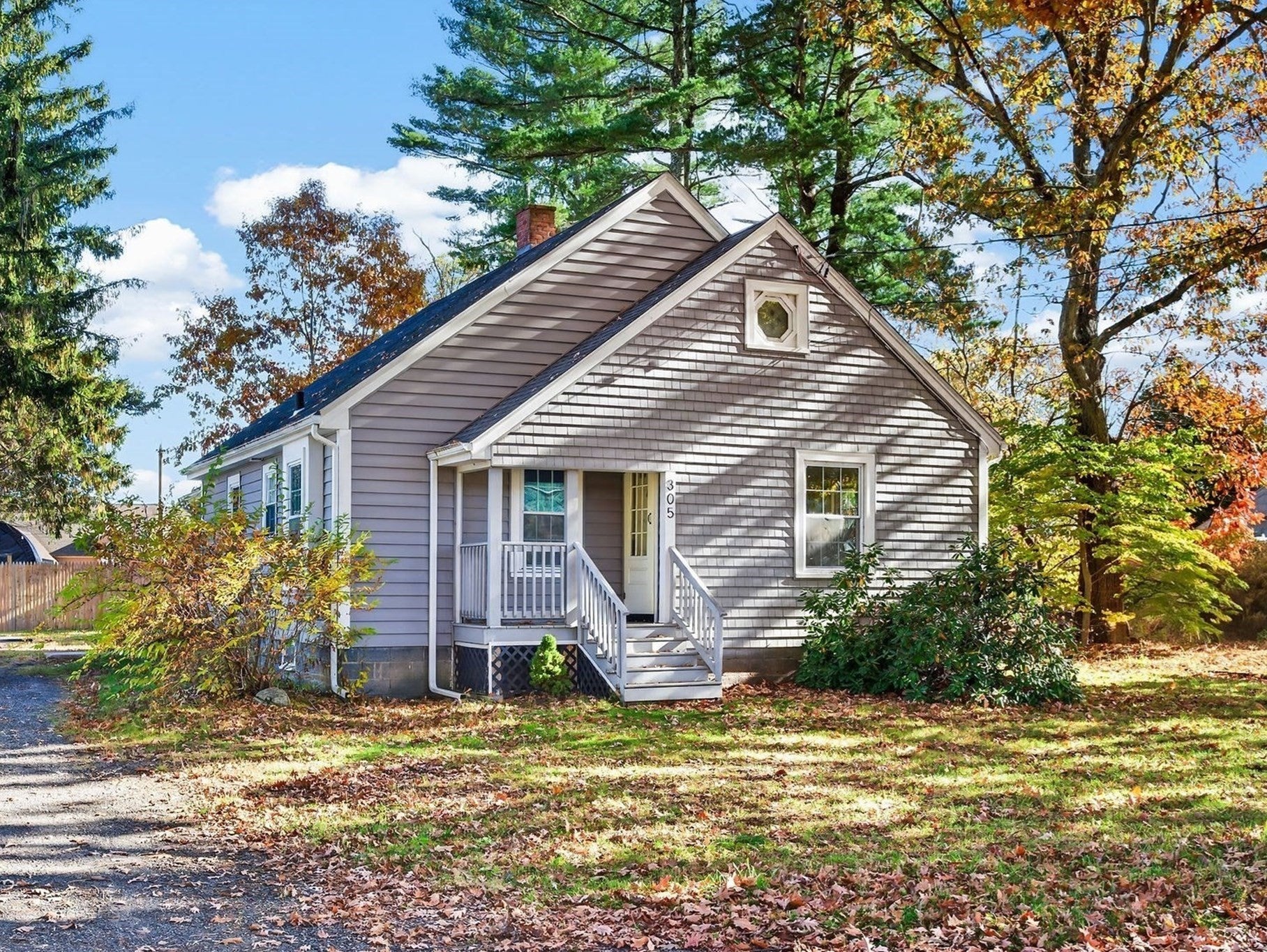 Photo of 305 Thompson Rd, Webster, MA