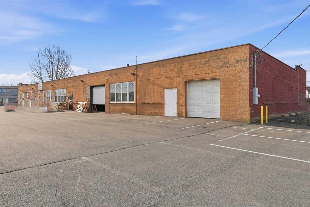 Photo 1 of 5 — 1004 Memorial Ave, West Springfield, MA 01089