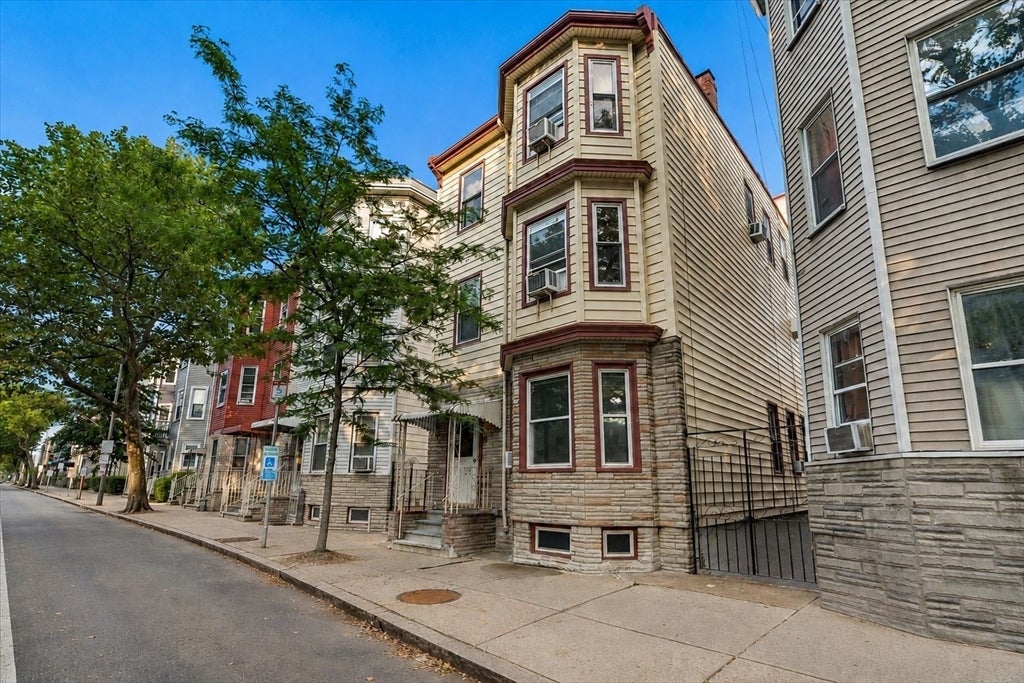 Photo of 227 Chelsea St, Boston, MA