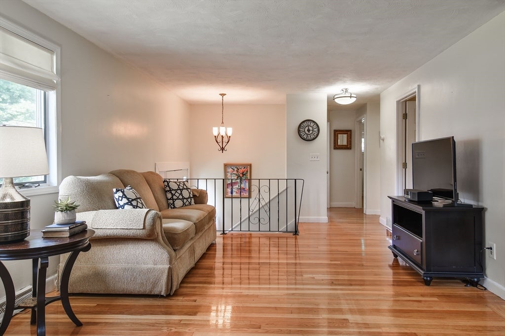 24 Upper Joclyn Ave