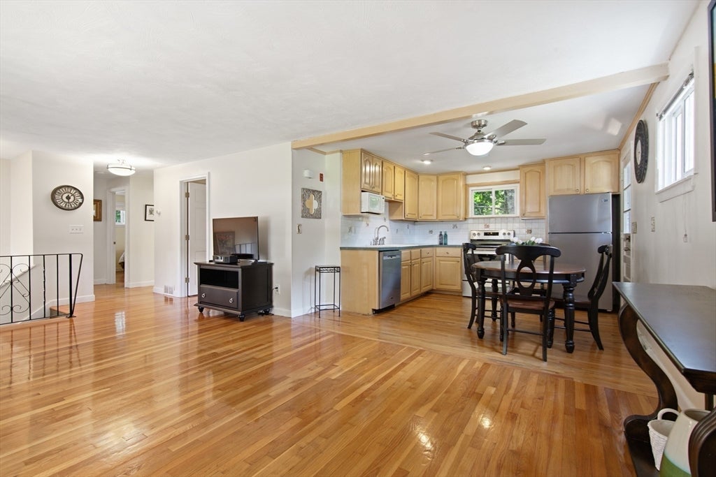 24 Upper Joclyn Ave