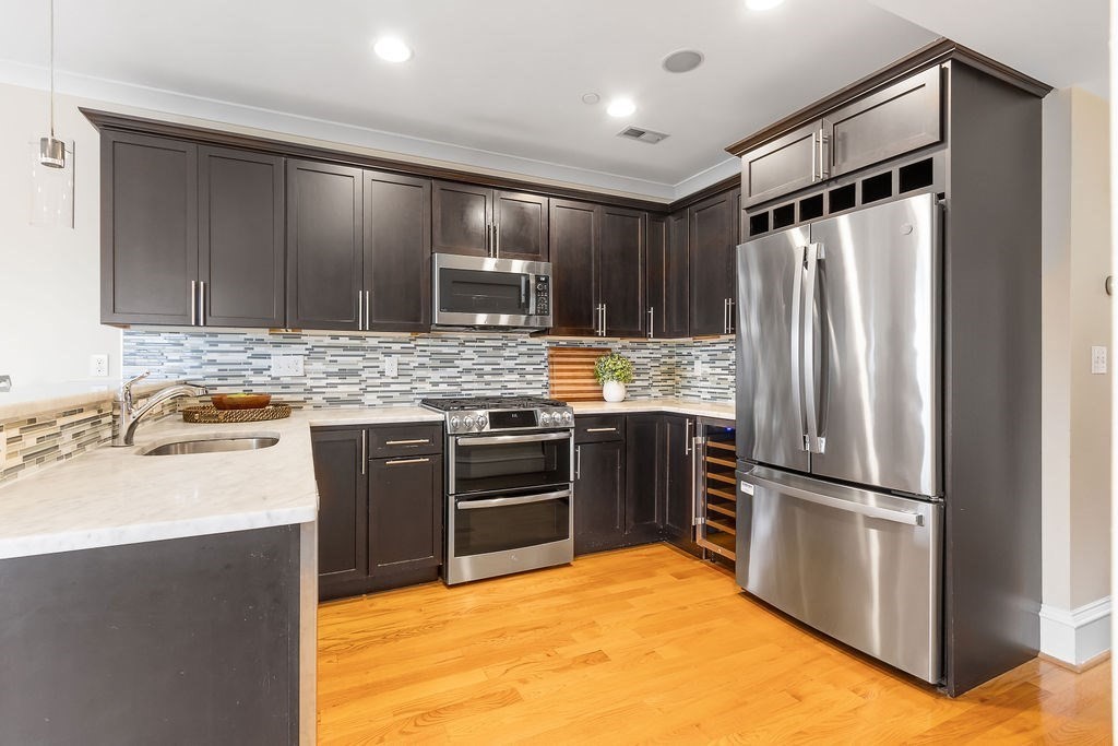 172 W 7th St 3
