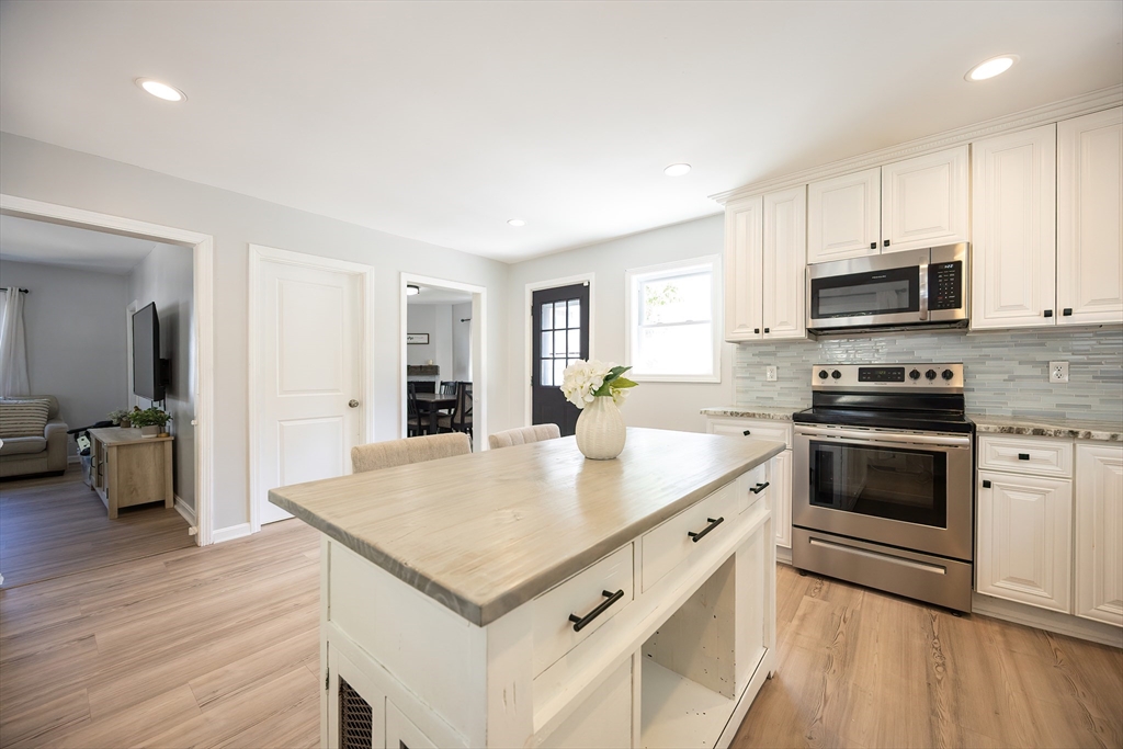 Attleboro, Massachusetts 02703, United States, 3 Bedrooms Bedrooms, ,1 BathroomBathrooms,Residential,Active,178517