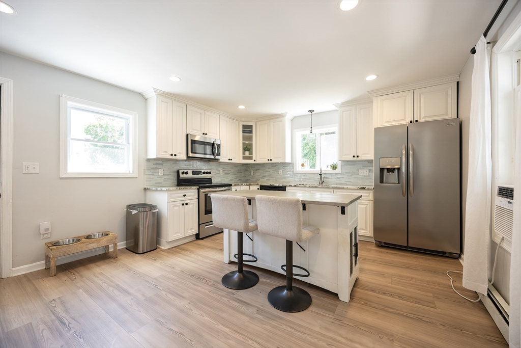 Attleboro, Massachusetts 02703, United States, 3 Bedrooms Bedrooms, ,1 BathroomBathrooms,Residential,Active,178517