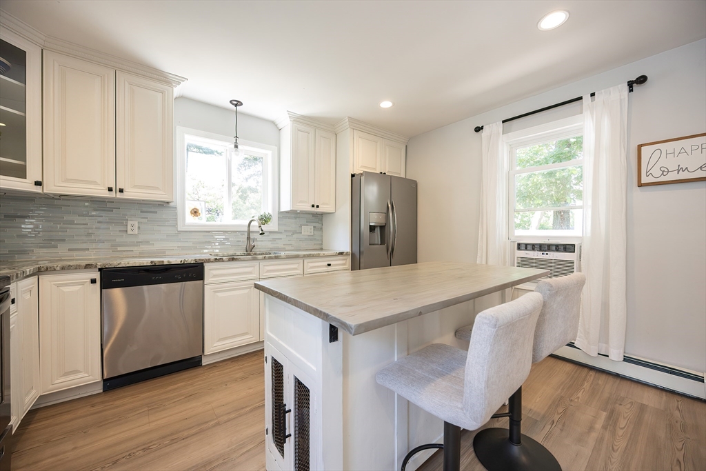 Attleboro, Massachusetts 02703, United States, 3 Bedrooms Bedrooms, ,1 BathroomBathrooms,Residential,Active,178517