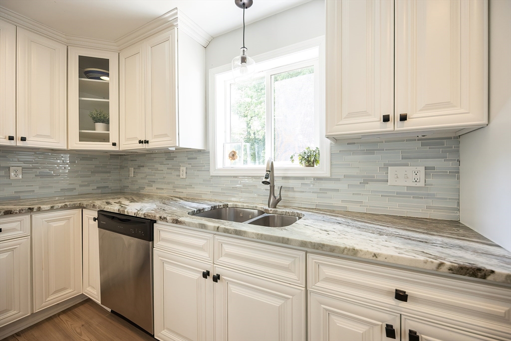 Attleboro, Massachusetts 02703, United States, 3 Bedrooms Bedrooms, ,1 BathroomBathrooms,Residential,Active,178517