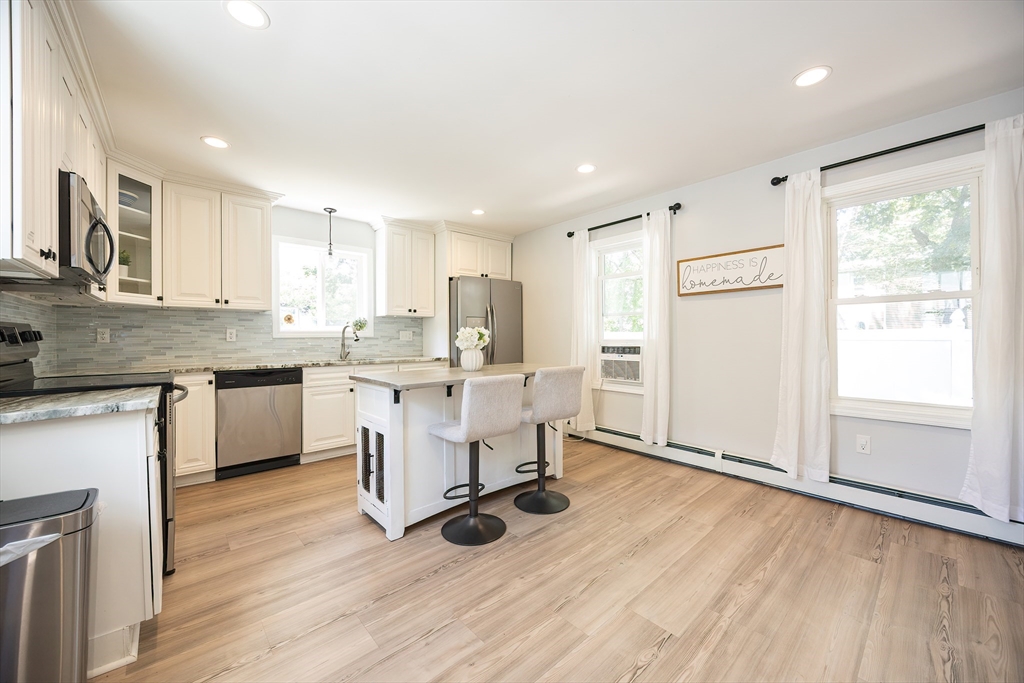 Attleboro, Massachusetts 02703, United States, 3 Bedrooms Bedrooms, ,1 BathroomBathrooms,Residential,Active,178517