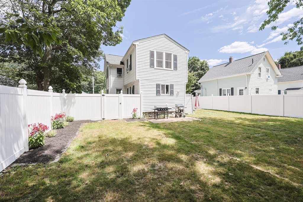 Attleboro, Massachusetts 02703, United States, 3 Bedrooms Bedrooms, ,1 BathroomBathrooms,Residential,Active,178517