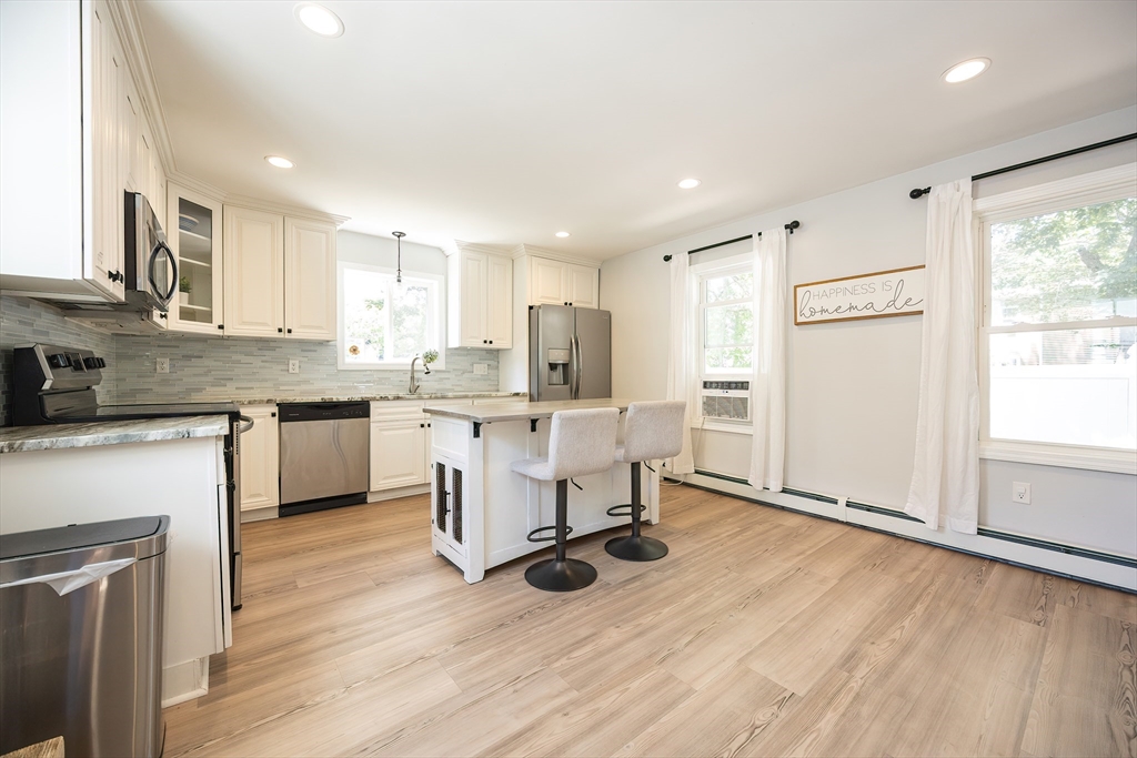 Attleboro, Massachusetts 02703, United States, 3 Bedrooms Bedrooms, ,1 BathroomBathrooms,Residential,Active,178517