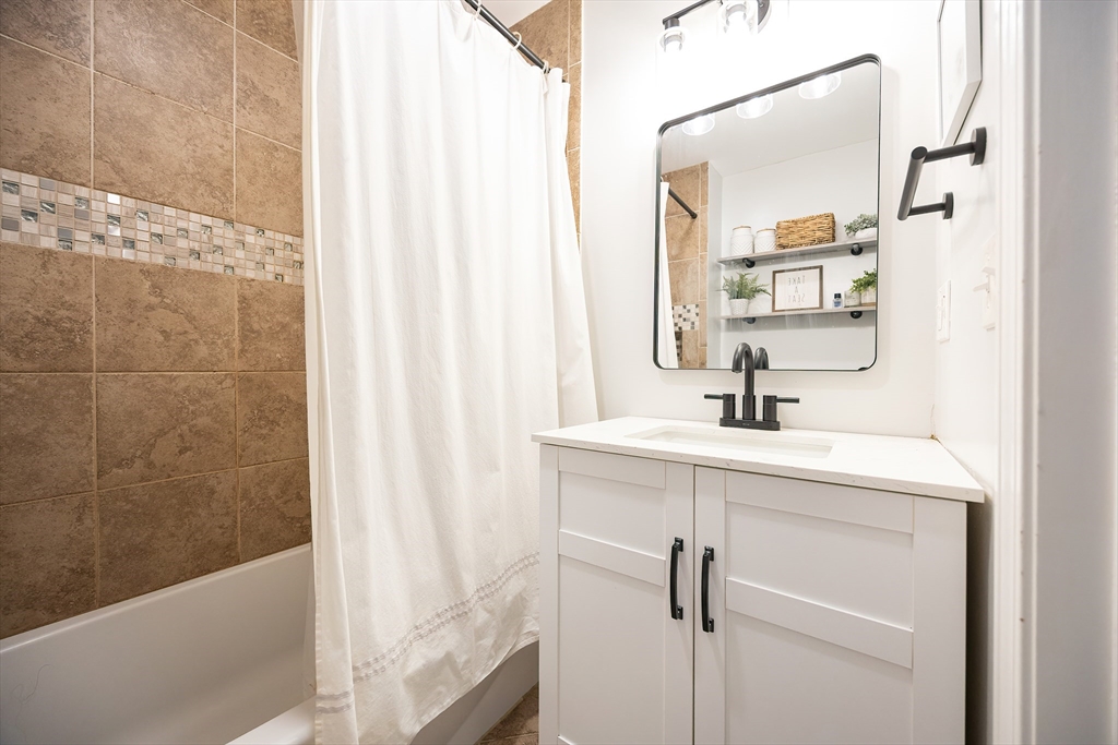 Attleboro, Massachusetts 02703, United States, 3 Bedrooms Bedrooms, ,1 BathroomBathrooms,Residential,Active,178517