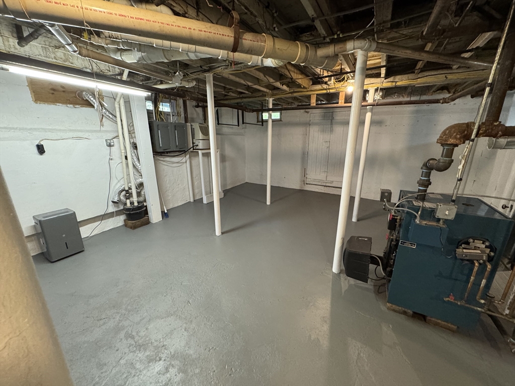 Attleboro, Massachusetts 02703, United States, 4 Bedrooms Bedrooms, ,2 BathroomsBathrooms,Residential,Active,222377