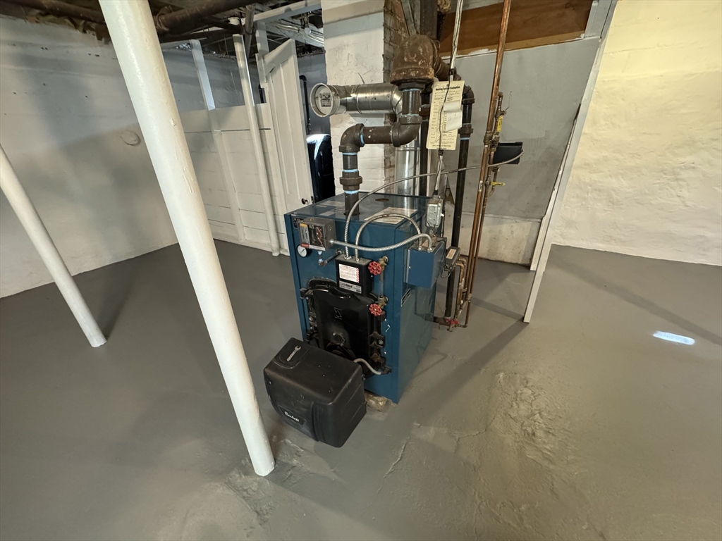 Attleboro, Massachusetts 02703, United States, 4 Bedrooms Bedrooms, ,2 BathroomsBathrooms,Residential,Active,222377