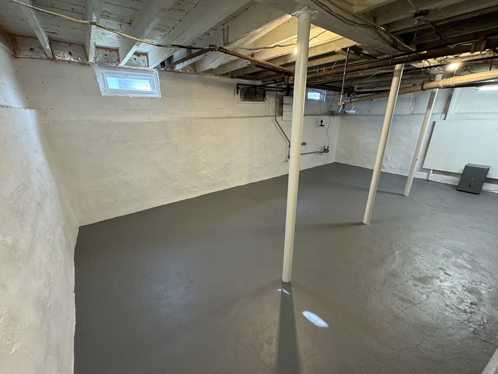 Attleboro, Massachusetts 02703, United States, 4 Bedrooms Bedrooms, ,2 BathroomsBathrooms,Residential,Active,222377