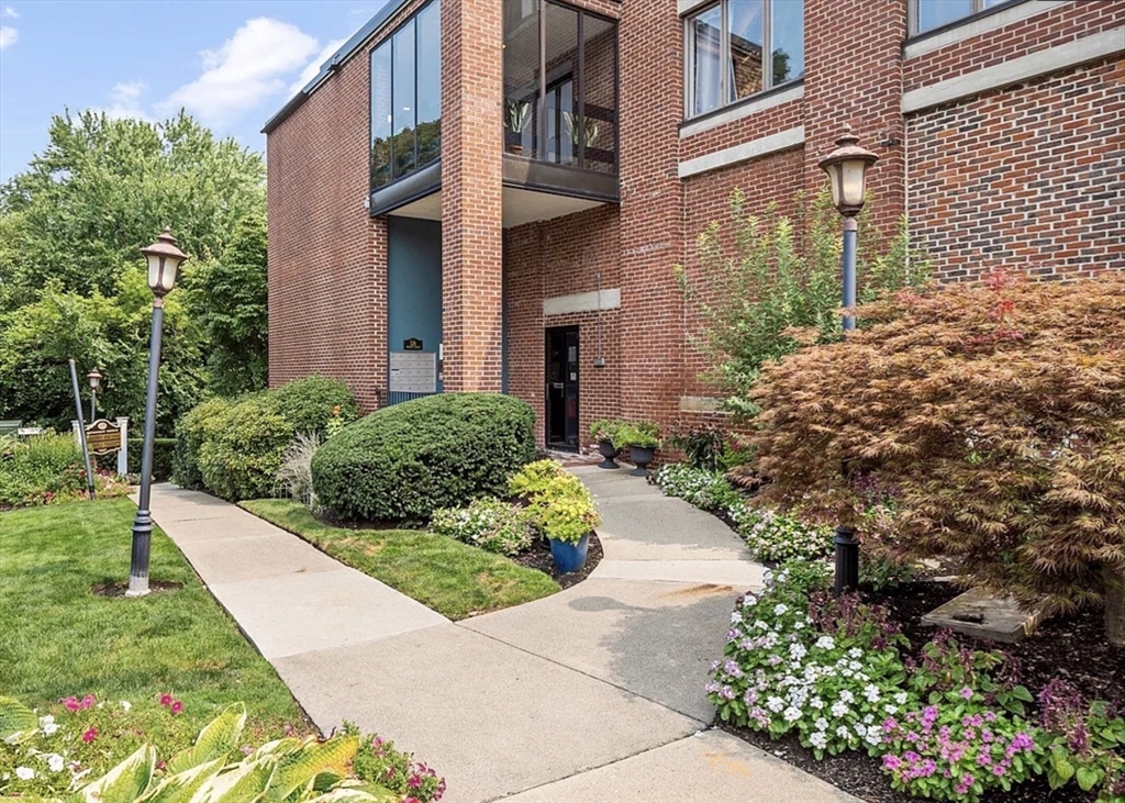 Lowell, Massachusetts 01852, United States, 2 Bedrooms Bedrooms, ,2 BathroomsBathrooms,Residential,Active,254058