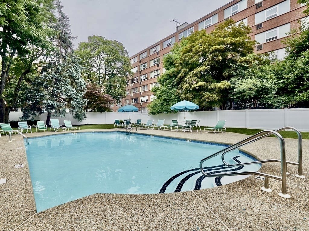 10 Hammond Pond Parkway 304